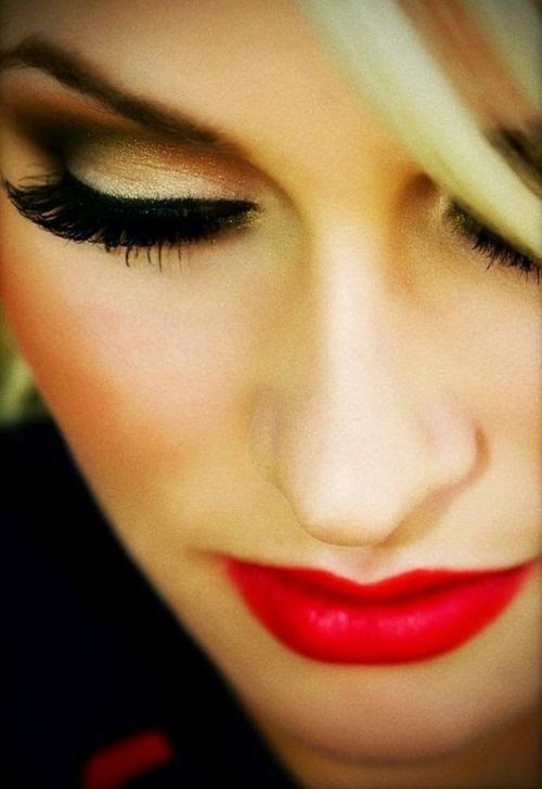 red lips lashes