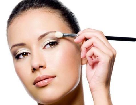 girl-applying-highlight-eye-shadow