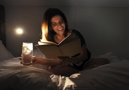 woman-reading-on-bed-lifest